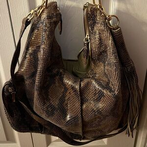 GILI handbag with shoulder strap.